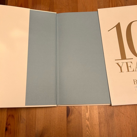 Barbie Fashion Model 10 Years Anniversary Book NRFB Gold Label - Picture 3 of 9